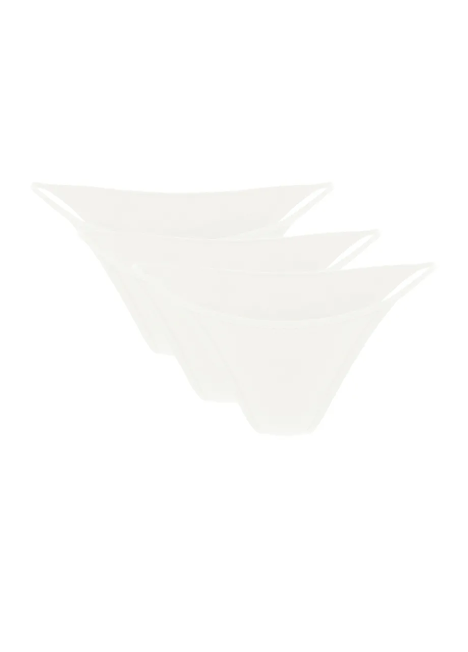 3 › Str/Cd Wear Stacked white bowls arranged diagonally, overlapping to form a tiered display.