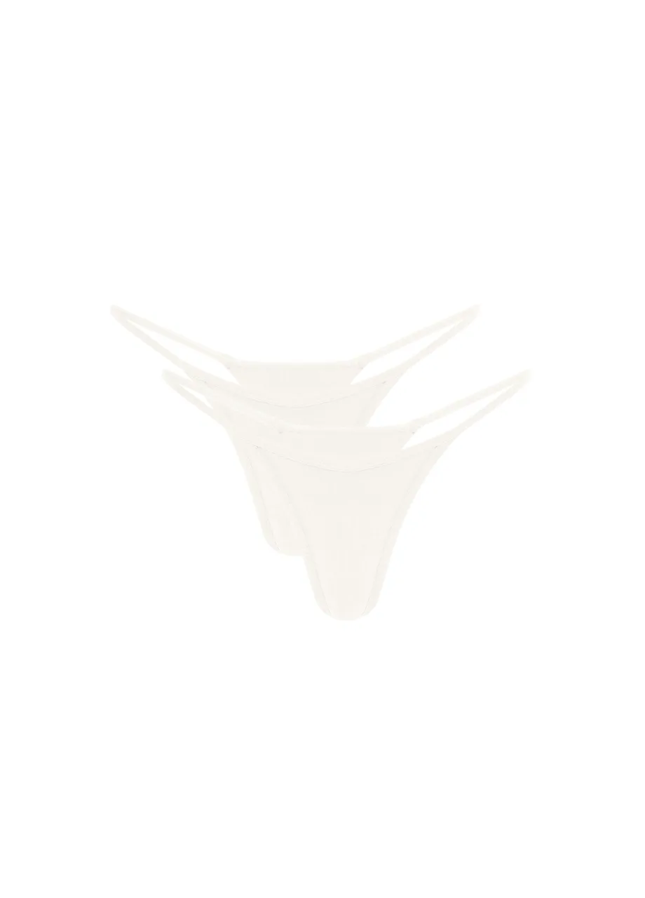 4 › Str/Cd Wear Three white disposable face masks arranged in a fan shape against a white background