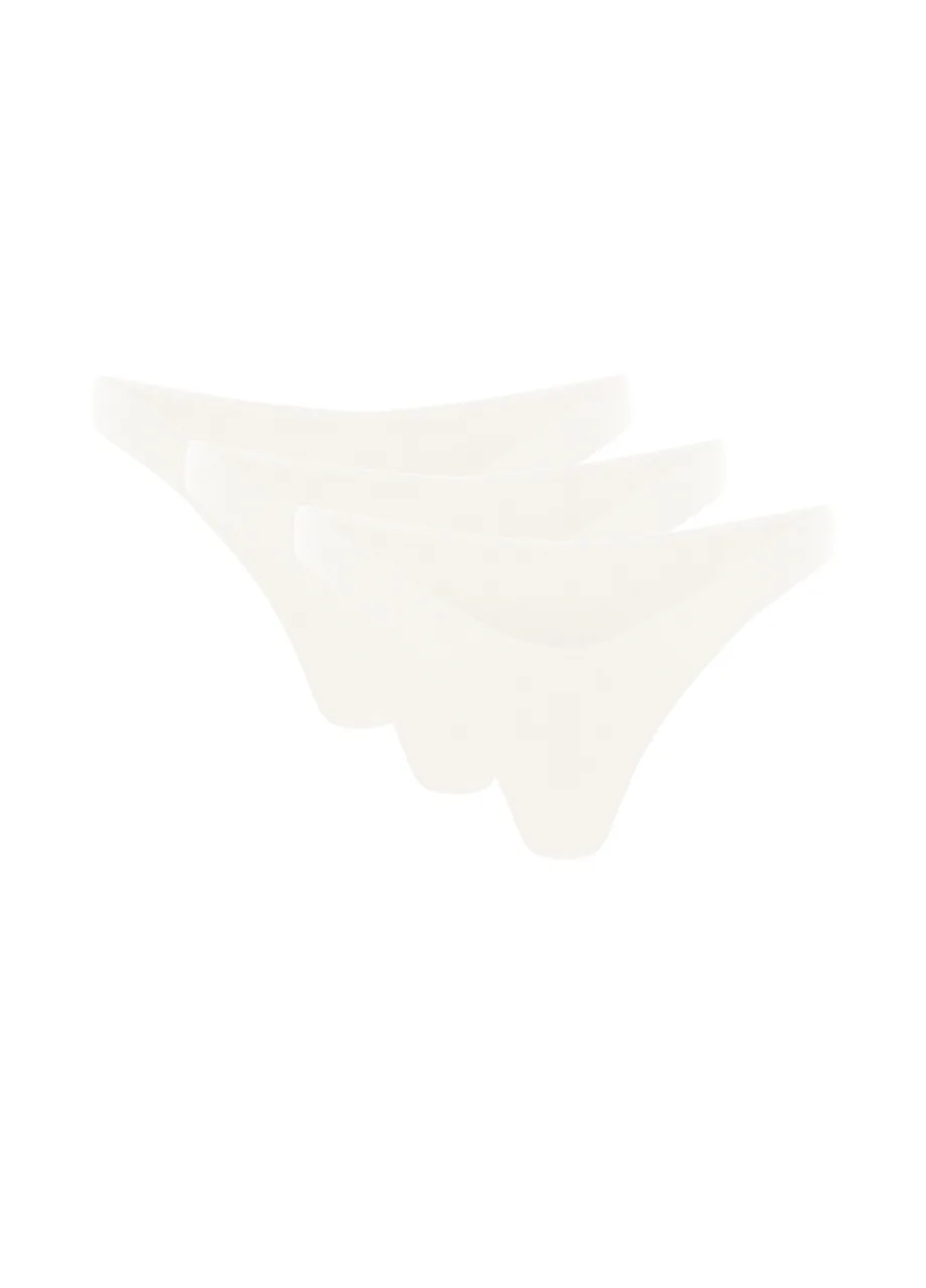 8 › Str/Cd Wear Three overlapping white curved shapes arranged diagonally on a white background.