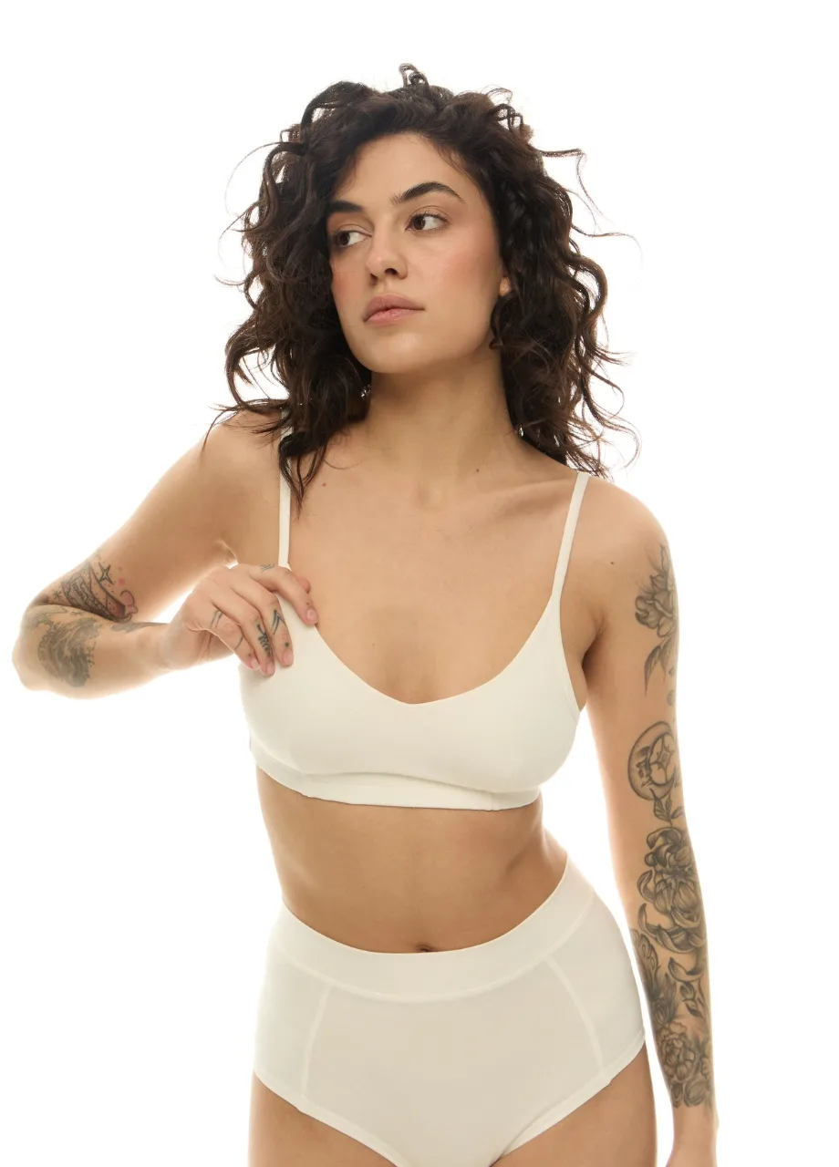 WS51114 › Str/Cd Wear Model wearing a white lingerie set: scoop-neck bra and high-waisted briefs, with tattoos visible on both arms.